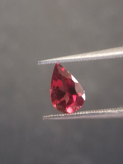 Natural Red Garnet - Rhodolite - 0.978 ct - pear - unheated- red - Natural Gems Belgium
