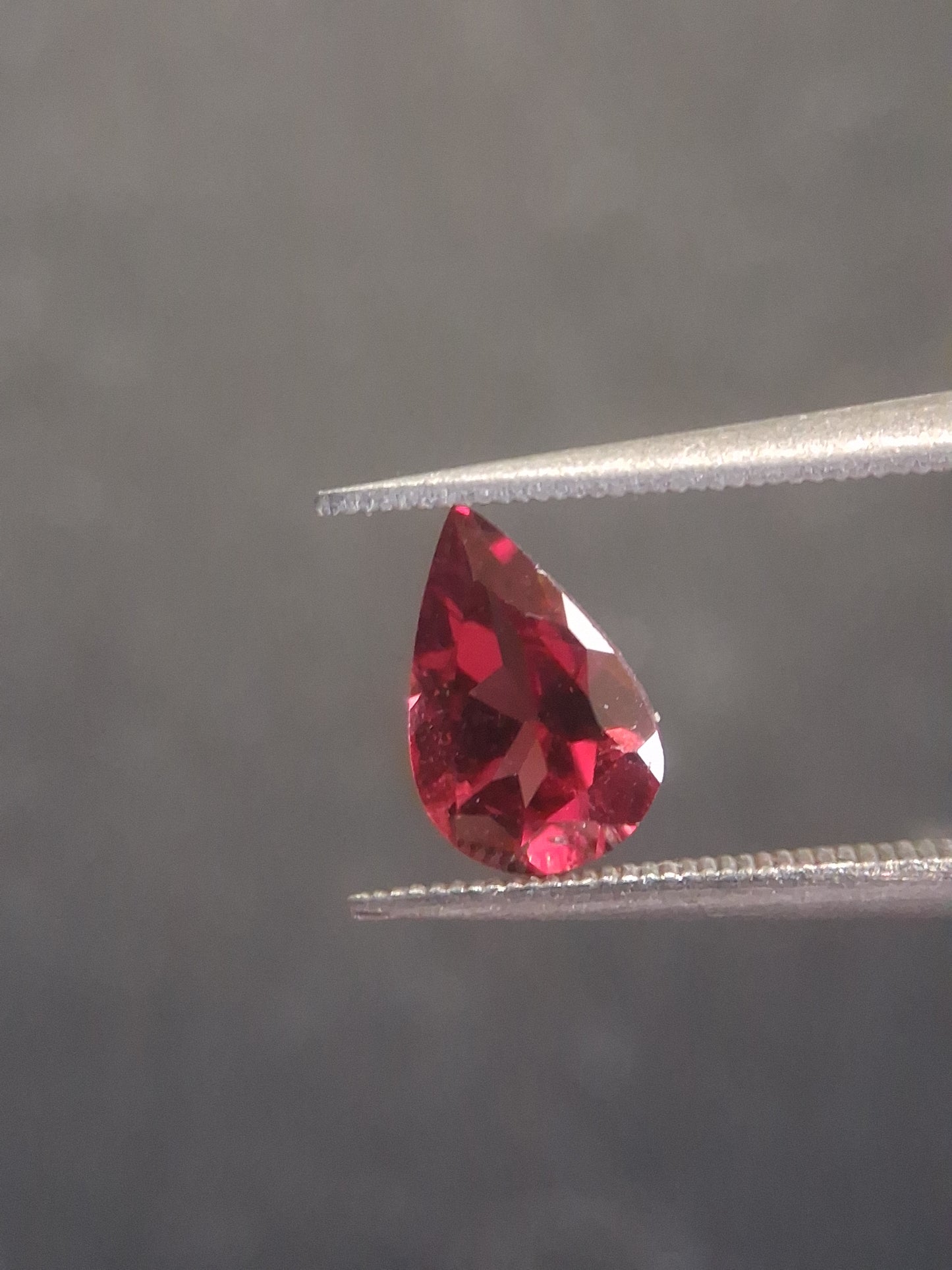 Natural Red Garnet - Rhodolite - 0.978 ct - pear - unheated- red - Natural Gems Belgium