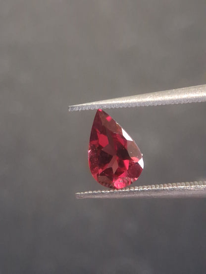 Natural Red Garnet - Rhodolite - 0.978 ct - pear - unheated- red - Natural Gems Belgium