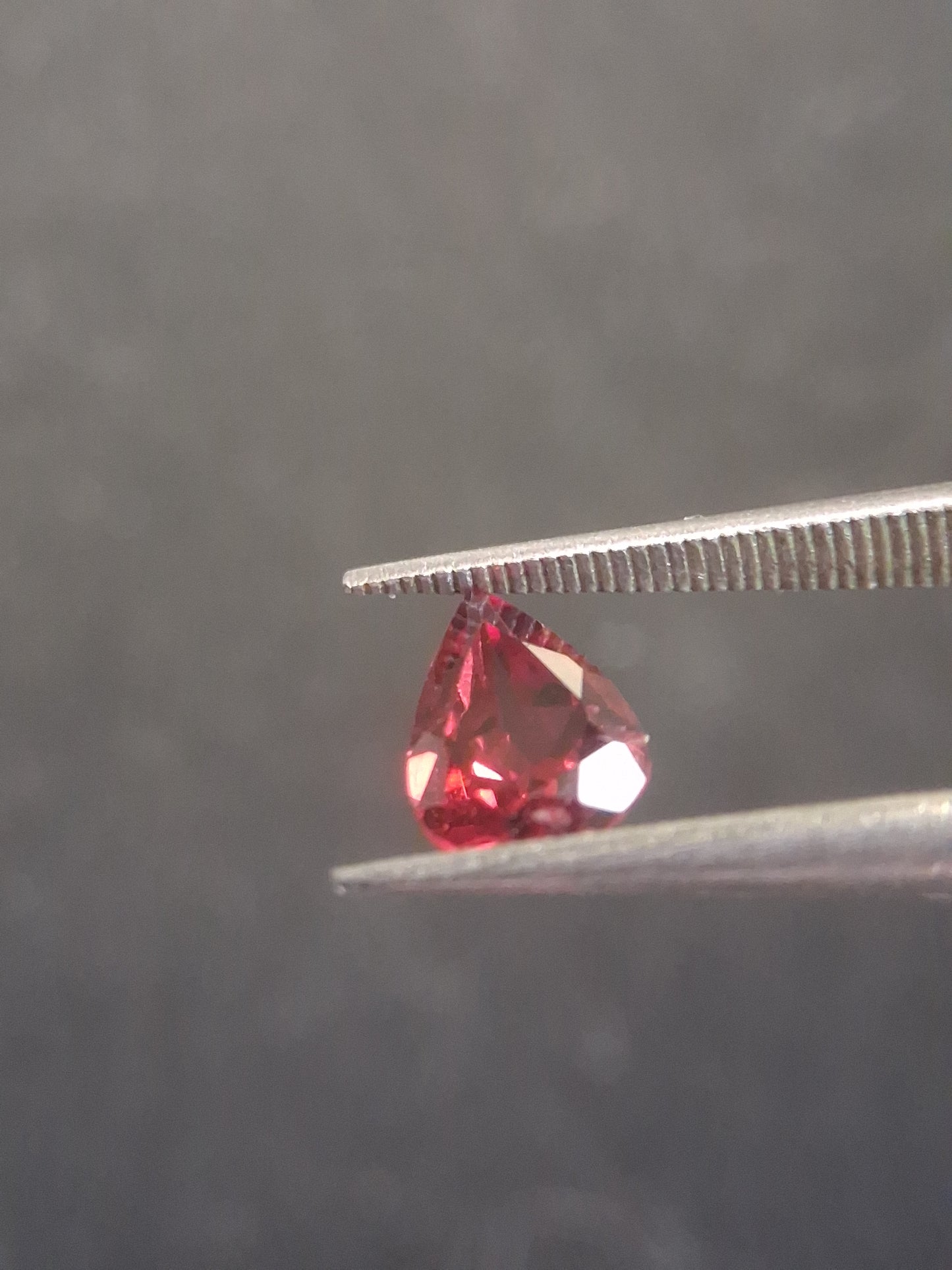 Natural Red Garnet - Rhodolite - 0.978 ct - pear - unheated- red - Natural Gems Belgium