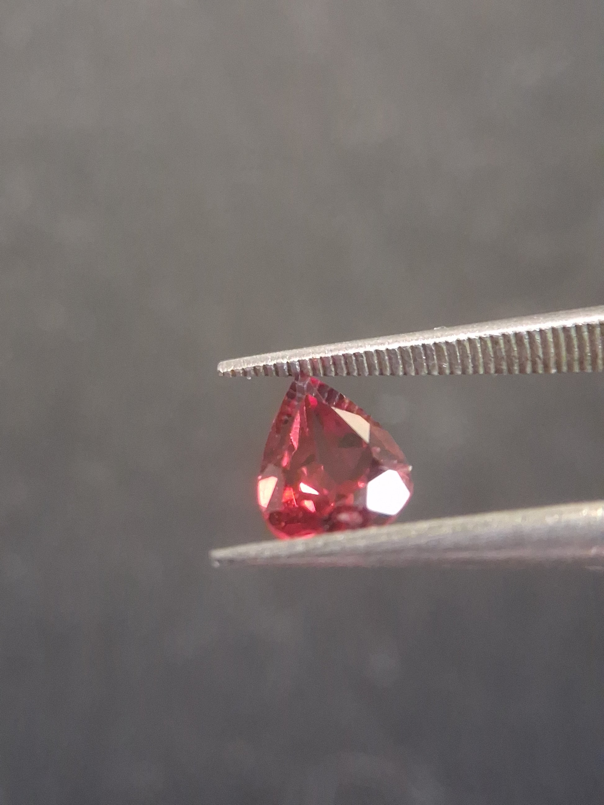 Natural Red Garnet - Rhodolite - 0.978 ct - pear - unheated- red - Natural Gems Belgium