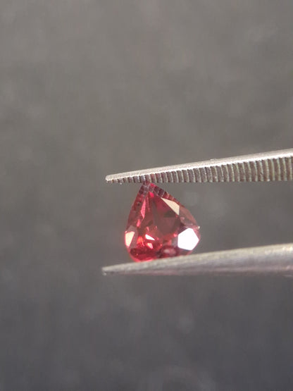 Natural Red Garnet - Rhodolite - 0.978 ct - pear - unheated- red - Natural Gems Belgium