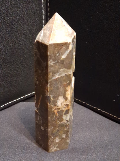 Natural Agate tower - 9.05 cm - grey agate with druzy pockets