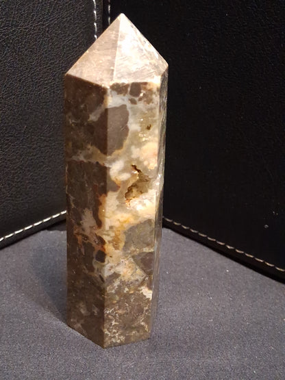 Natural Agate tower - 9.05 cm - grey agate with druzy pockets