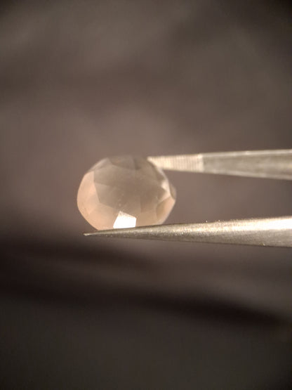 Natural light pink rose quartz - 8.682 ct - oval - rose cut