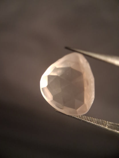 Natural light pink rose quartz - 9.845 ct - pear - rose cut