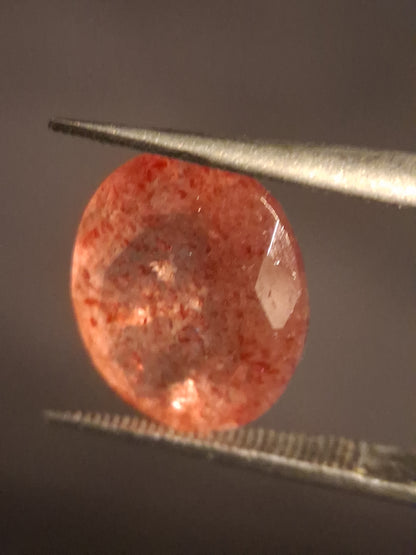 Natural orangey pink strawberry quartz - 4.453 ct - oval - Africa
