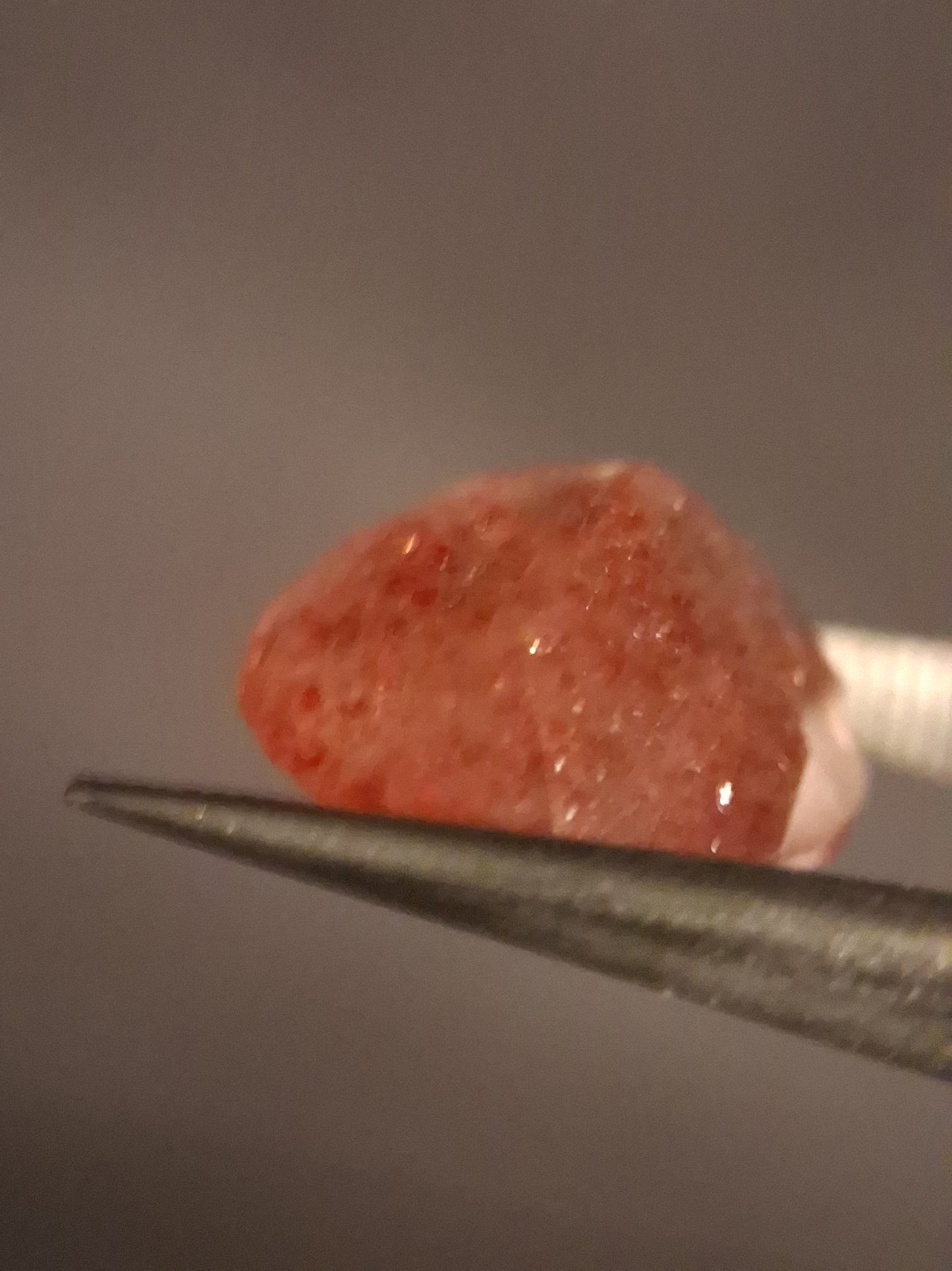 Natural orangey pink strawberry quartz - 4.453 ct - oval - Africa