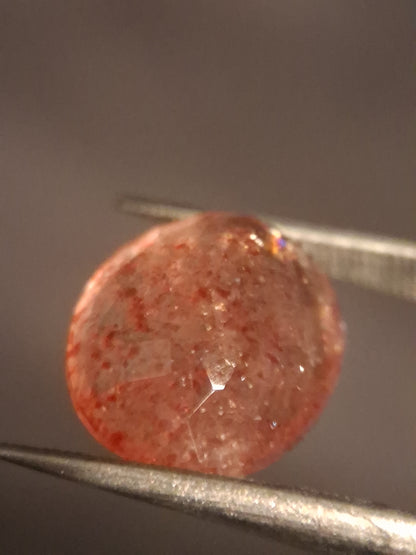 Natural orangey pink strawberry quartz - 4.453 ct - oval - Africa