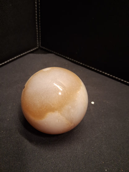 Natural Agate Sphere - 5.6 cm - beige to light brown