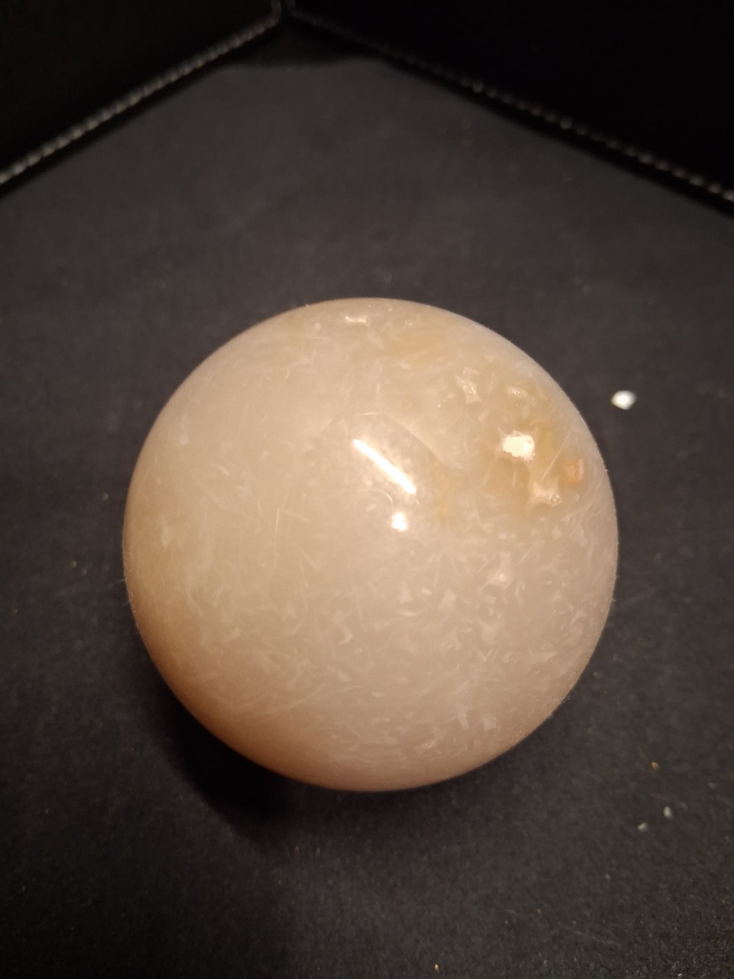 Natural Agate Sphere - 5.6 cm - beige to light brown