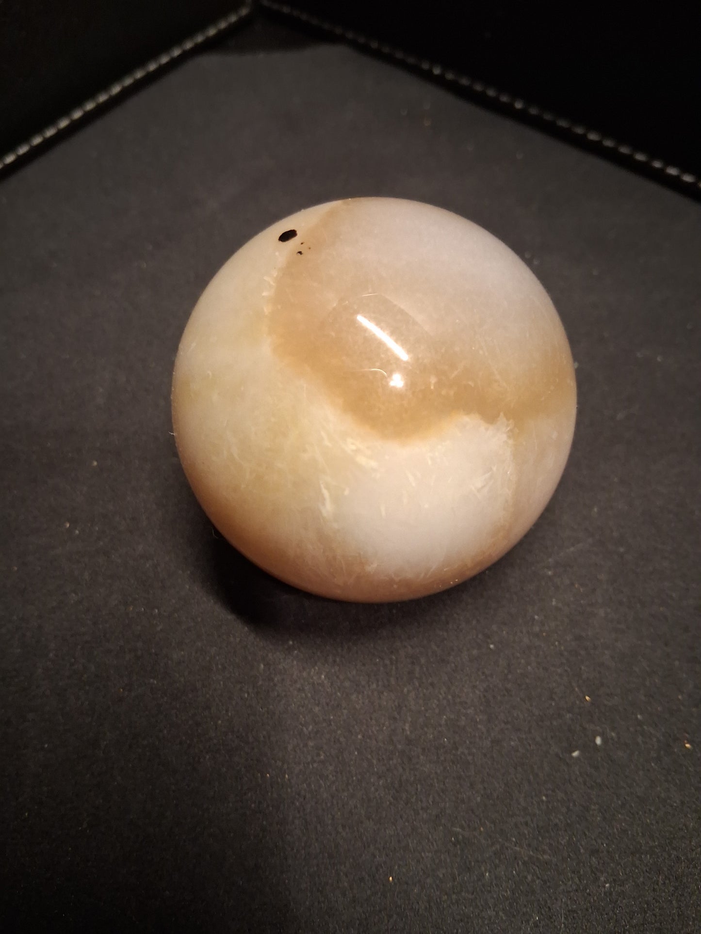 Natural Agate Sphere - 5.6 cm - beige to light brown