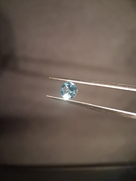 Natural Swiss Blue Topaz - 0.605 ct - round - irradiated - high quality - certified natural
