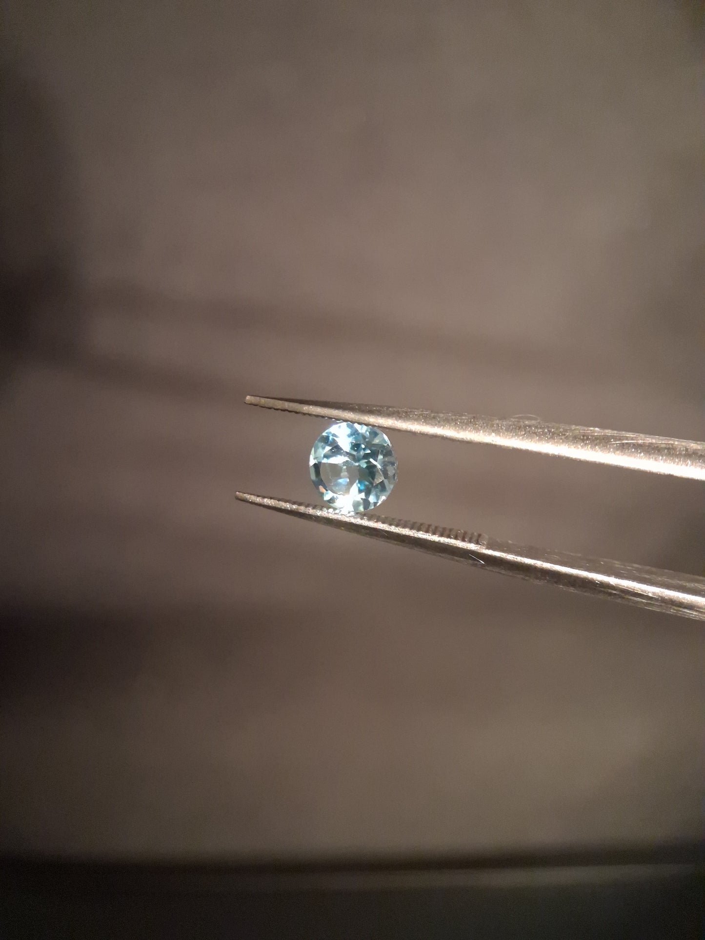 Natural Swiss Blue Topaz - 0.605 ct - round - irradiated - high quality - certified natural