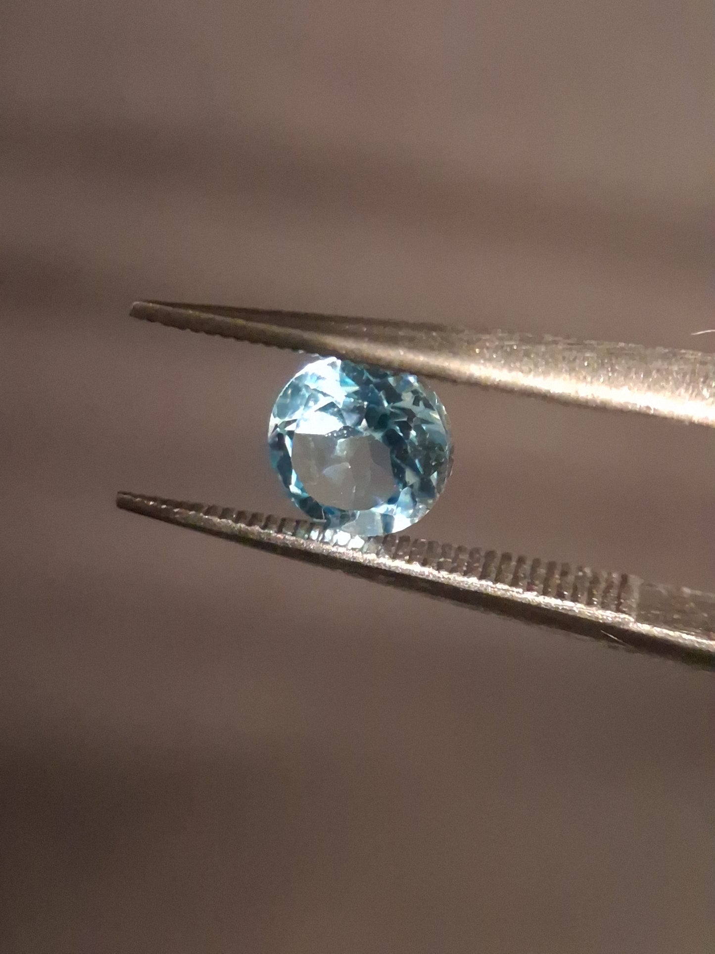 Natural Swiss Blue Topaz - 0.605 ct - round - irradiated - high quality - certified natural