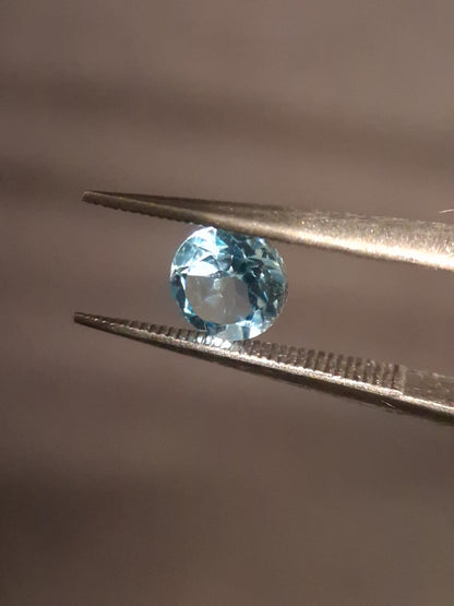 Natural Swiss Blue Topaz - 0.605 ct - round - irradiated - high quality - certified natural
