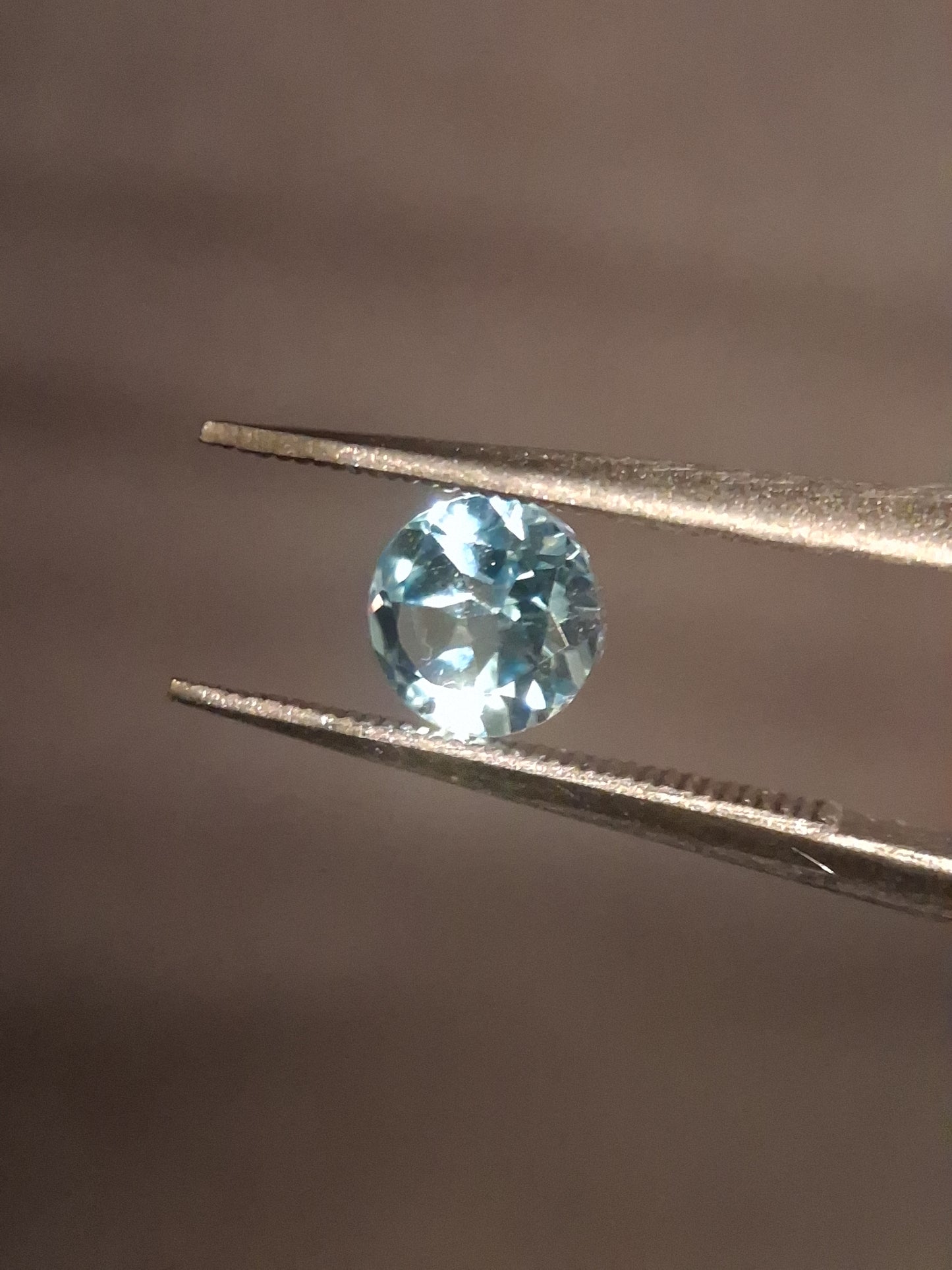 Natural Swiss Blue Topaz - 0.605 ct - round - irradiated - high quality - certified natural