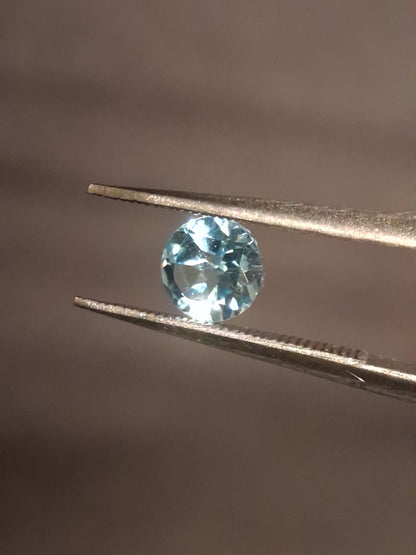 Natural Swiss Blue Topaz - 0.605 ct - round - irradiated - high quality - certified natural