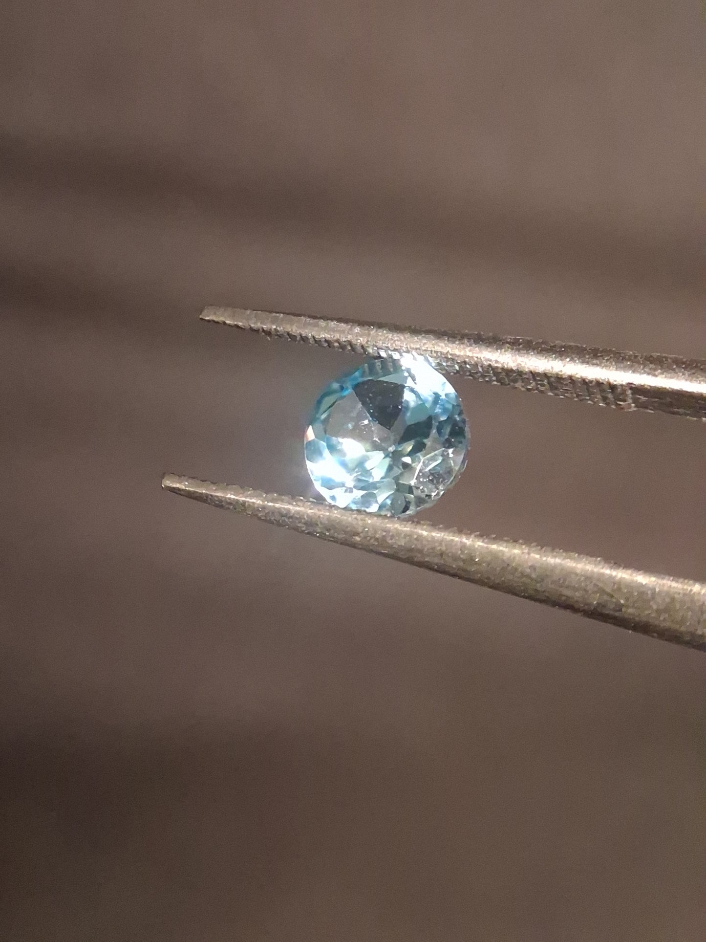 Natural Swiss Blue Topaz - 0.605 ct - round - irradiated - high quality - certified natural
