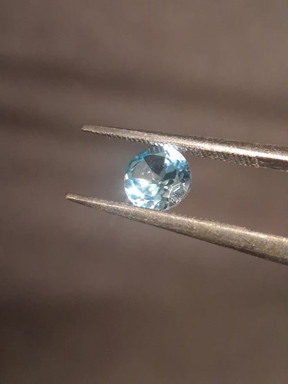 Natural Swiss Blue Topaz - 0.605 ct - round - irradiated - high quality - certified natural