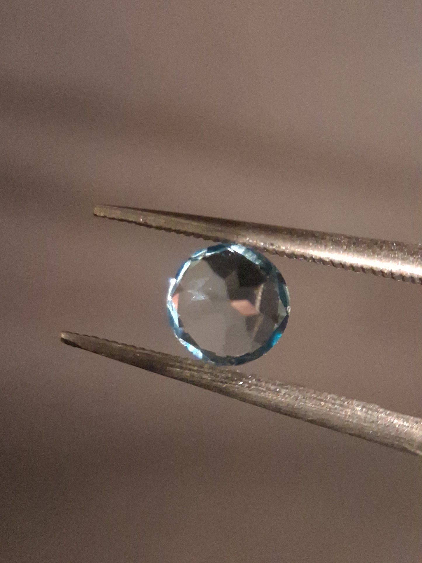 Natural Swiss Blue Topaz - 0.605 ct - round - irradiated - high quality - certified natural