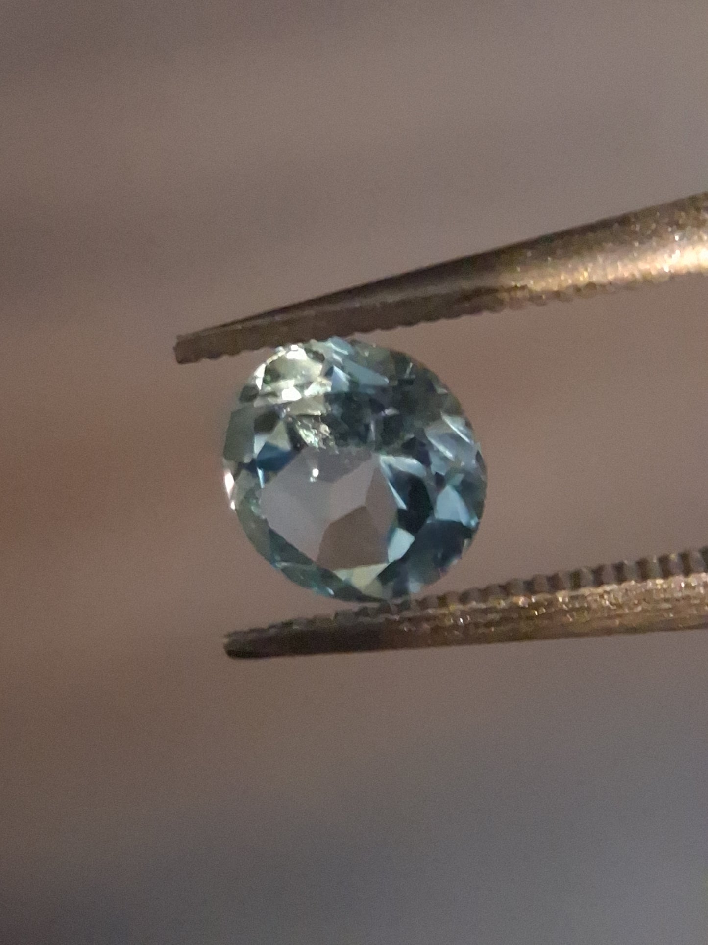 Natural Swiss Blue Topaz - 0.510 ct - round - irradiated - high quality - certified natural