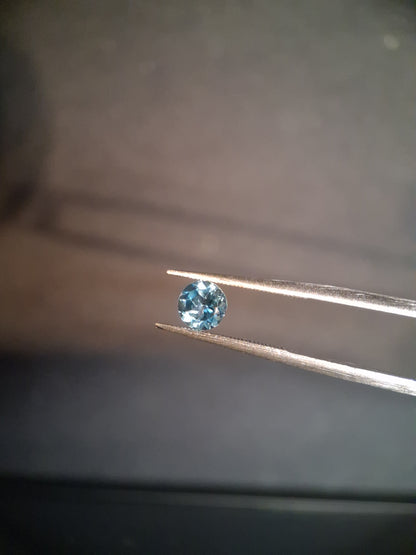 Natural Swiss Blue Topaz - 0.541 ct - round - irradiated - excellent quality - certified natural