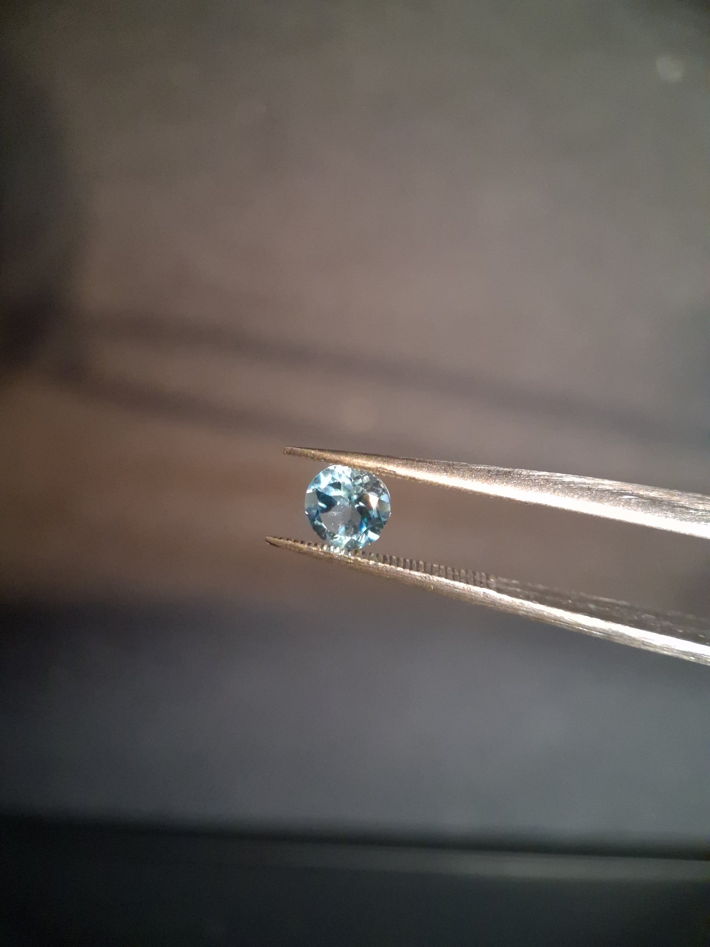 Natural Swiss Blue Topaz - 0.541 ct - round - irradiated - excellent quality - certified natural