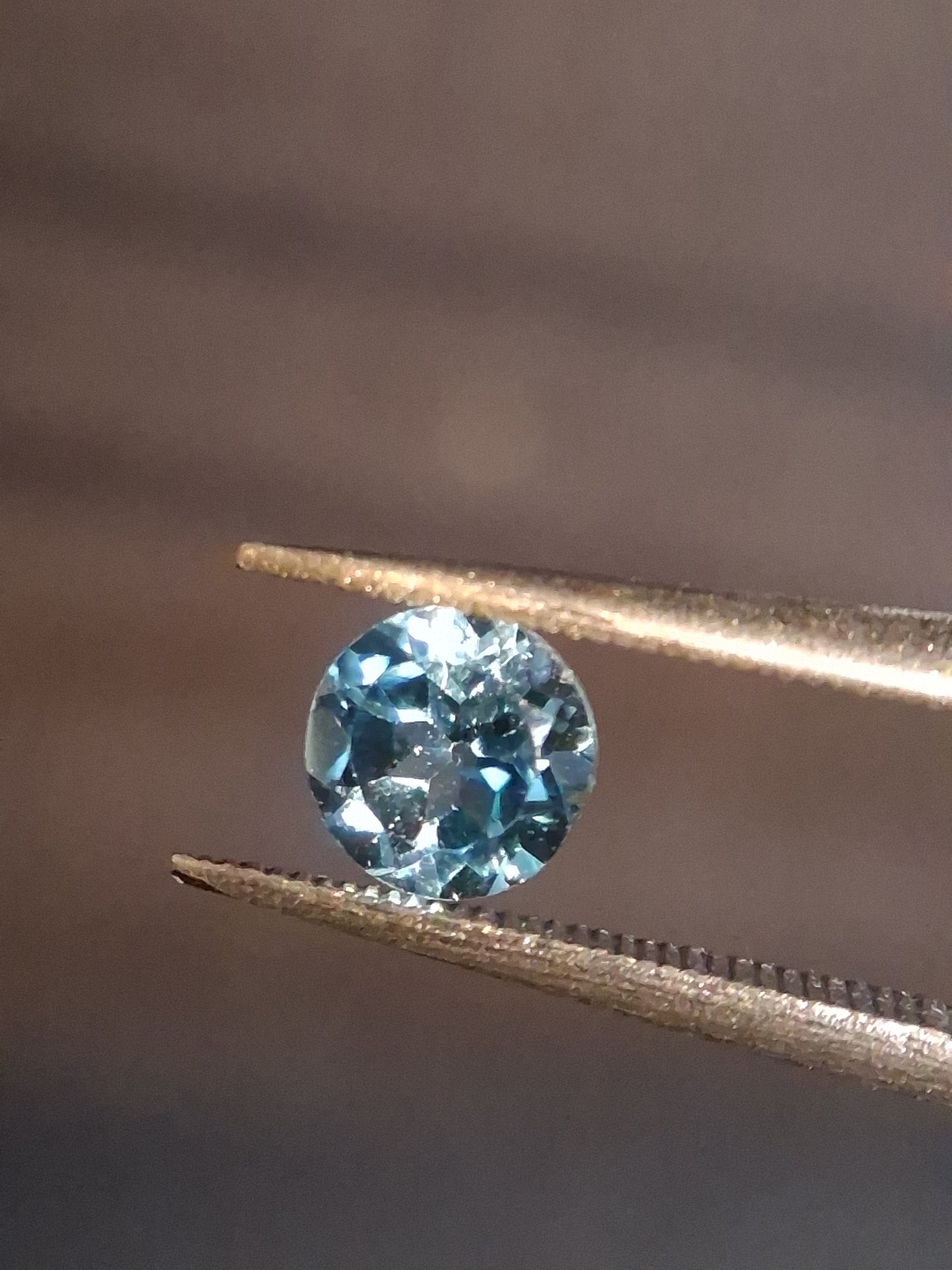 Natural Swiss Blue Topaz - 0.541 ct - round - irradiated - excellent quality - certified natural