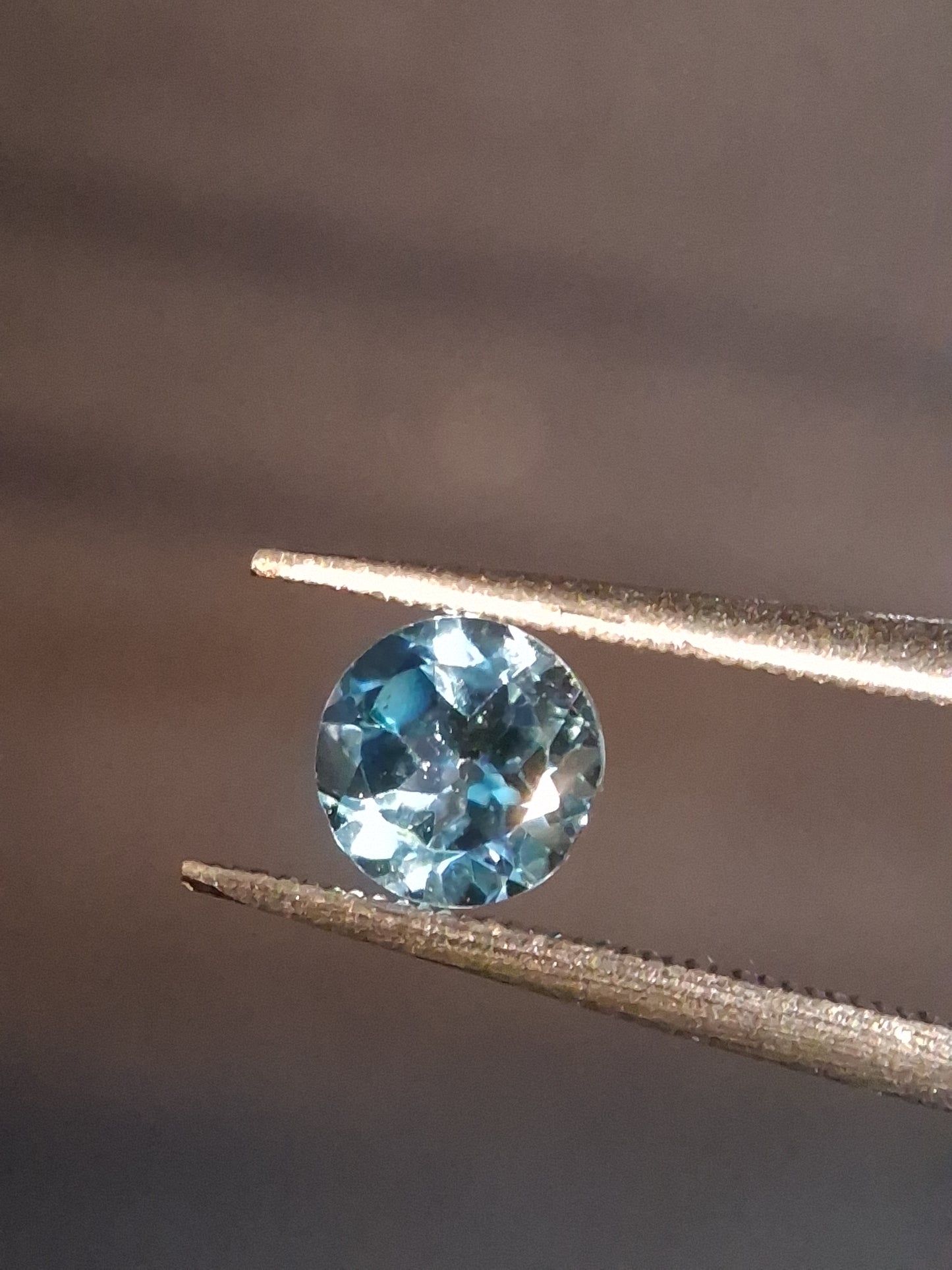 Natural Swiss Blue Topaz - 0.541 ct - round - irradiated - excellent quality - certified natural