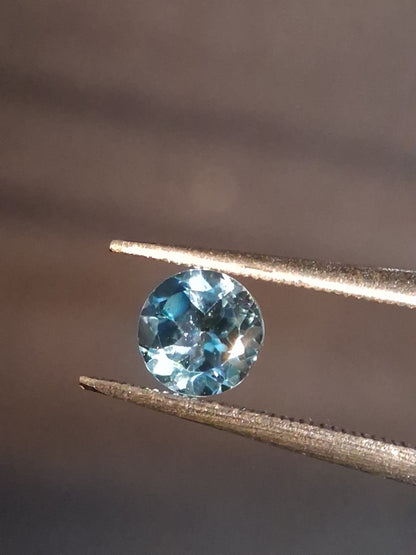 Natural Swiss Blue Topaz - 0.541 ct - round - irradiated - excellent quality - certified natural