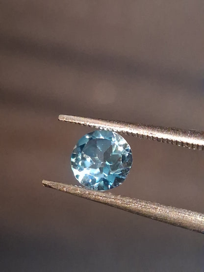 Natural Swiss Blue Topaz - 0.541 ct - round - irradiated - excellent quality - certified natural