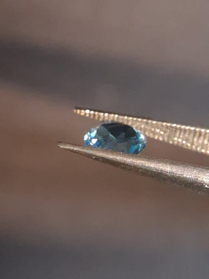 Natural Swiss Blue Topaz - 0.541 ct - round - irradiated - excellent quality - certified natural