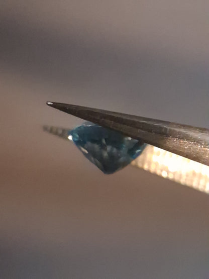 Natural Swiss Blue Topaz - 0.541 ct - round - irradiated - excellent quality - certified natural