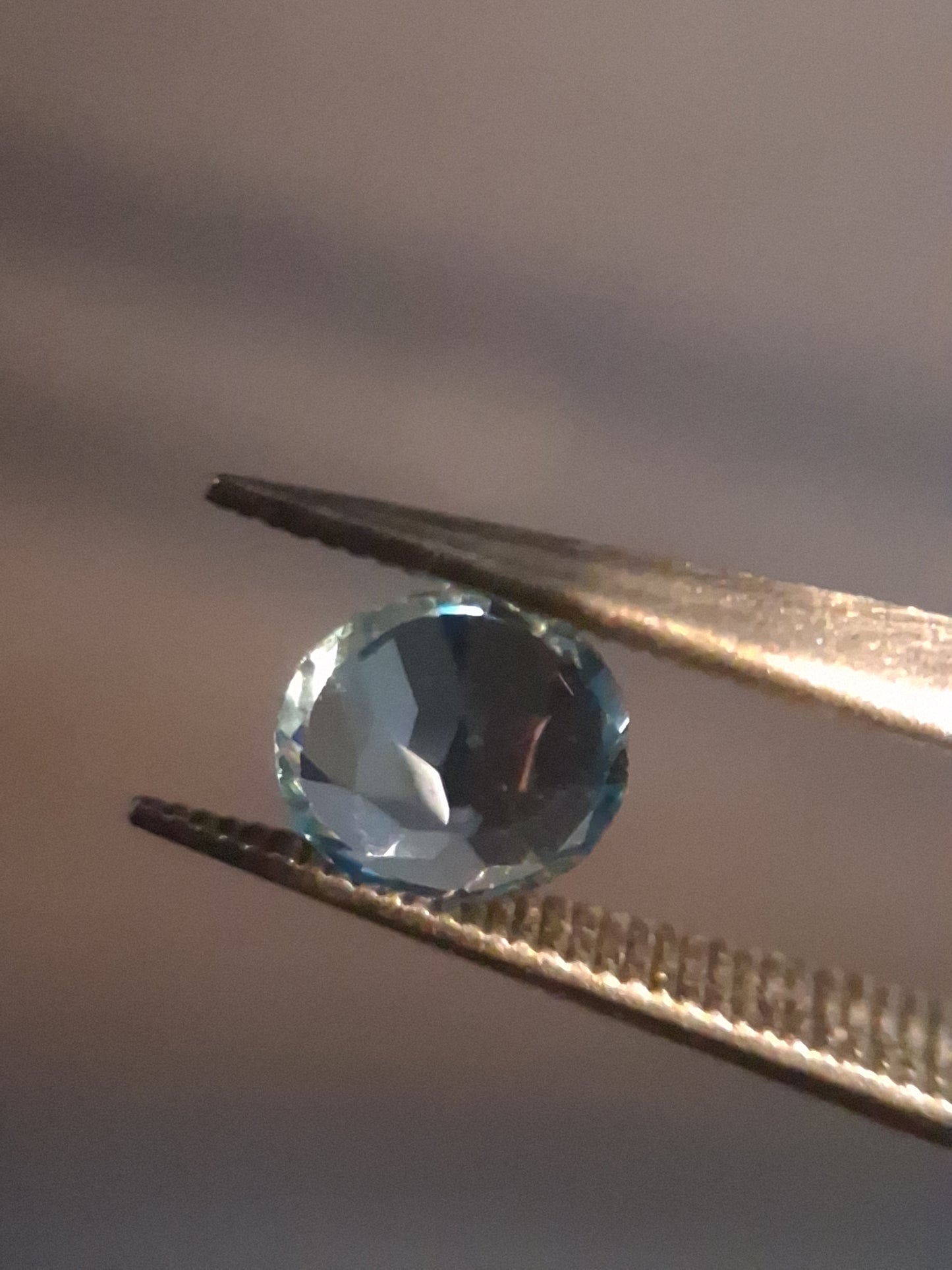 Natural Swiss Blue Topaz - 0.541 ct - round - irradiated - excellent quality - certified natural