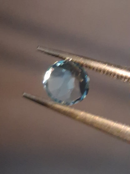 Natural Swiss Blue Topaz - 0.541 ct - round - irradiated - excellent quality - certified natural