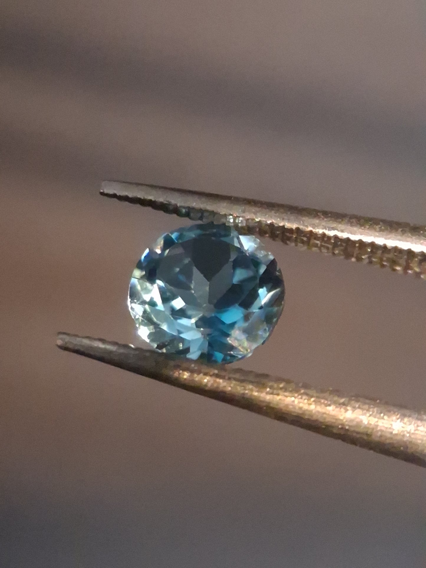 Natural Swiss Blue Topaz - 0.541 ct - round - irradiated - excellent quality - certified natural