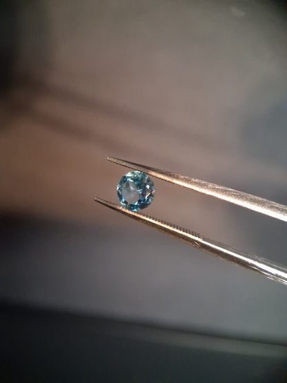 Natural Swiss Blue Topaz - 0.596 ct - round - irradiated - excellent quality - certified natural.