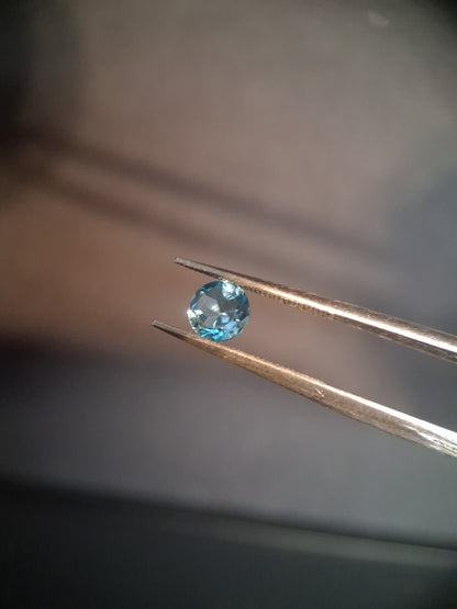 Natural Swiss Blue Topaz - 0.596 ct - round - irradiated - excellent quality - certified natural.