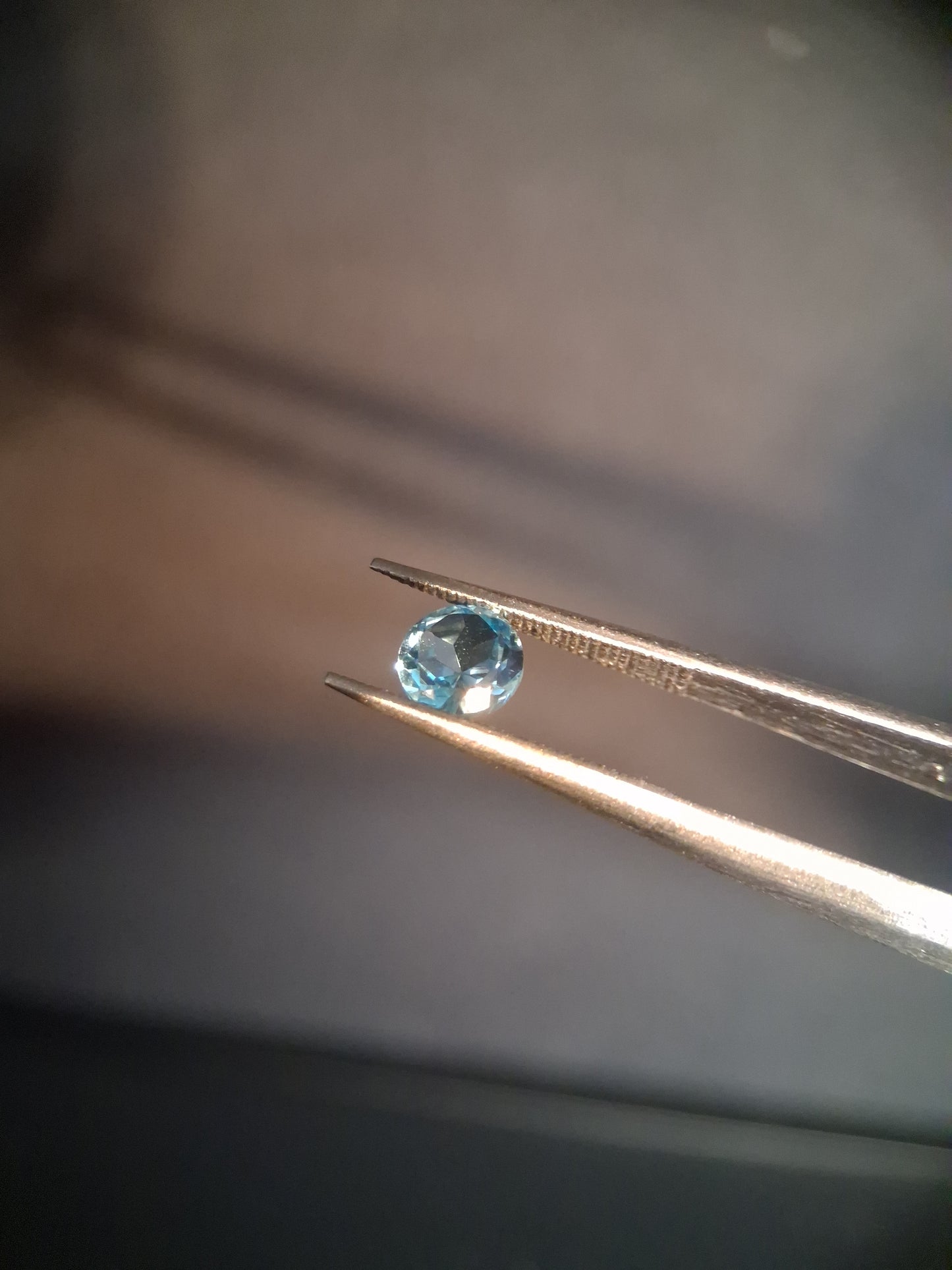 Natural Swiss Blue Topaz - 0.596 ct - round - irradiated - excellent quality - certified natural.