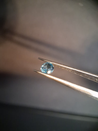 Natural Swiss Blue Topaz - 0.596 ct - round - irradiated - excellent quality - certified natural.