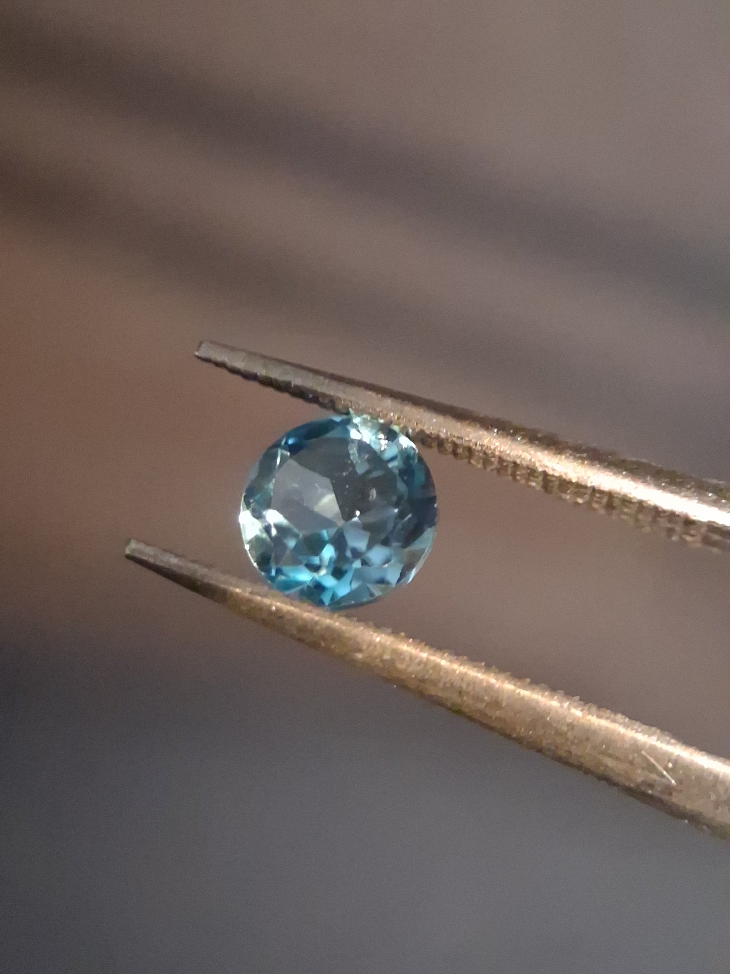 Natural Swiss Blue Topaz - 0.596 ct - round - irradiated - excellent quality - certified natural.