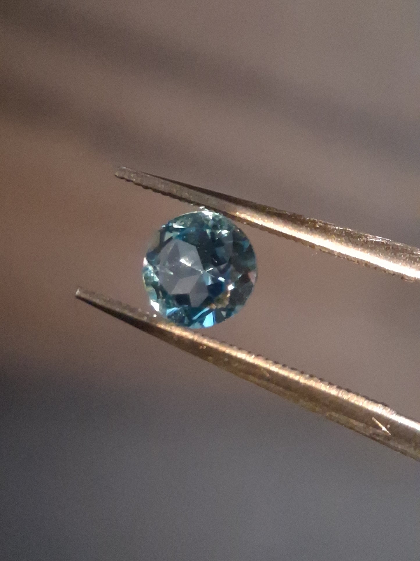 Natural Swiss Blue Topaz - 0.596 ct - round - irradiated - excellent quality - certified natural.