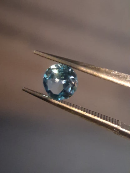 Natural Swiss Blue Topaz - 0.596 ct - round - irradiated - excellent quality - certified natural.