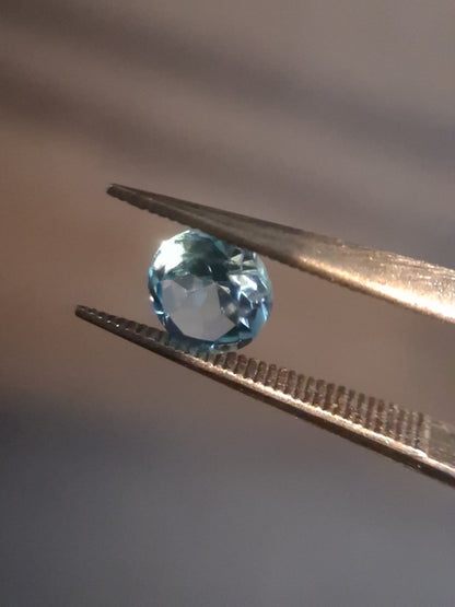 Natural Swiss Blue Topaz - 0.596 ct - round - irradiated - excellent quality - certified natural.