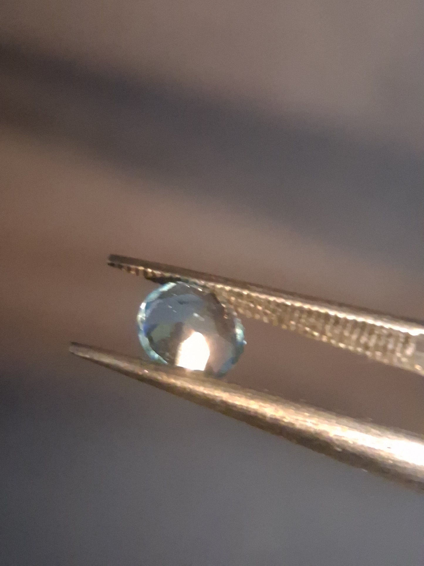 Natural Swiss Blue Topaz - 0.596 ct - round - irradiated - excellent quality - certified natural.