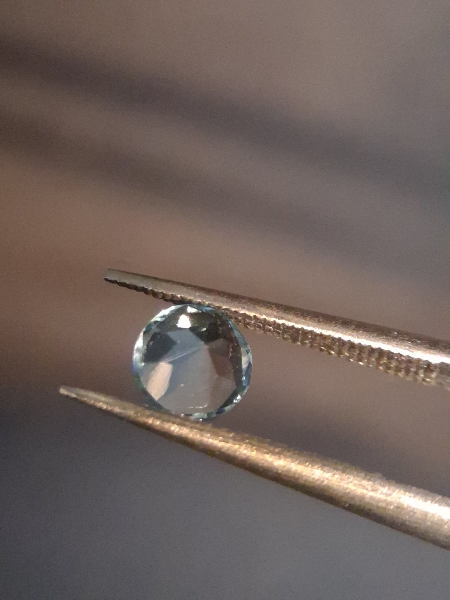 Natural Swiss Blue Topaz - 0.596 ct - round - irradiated - excellent quality - certified natural.