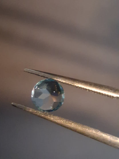 Natural Swiss Blue Topaz - 0.596 ct - round - irradiated - excellent quality - certified natural.