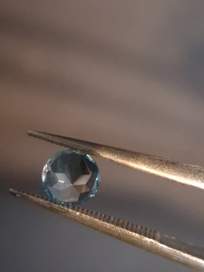 Natural Swiss Blue Topaz - 0.596 ct - round - irradiated - excellent quality - certified natural.