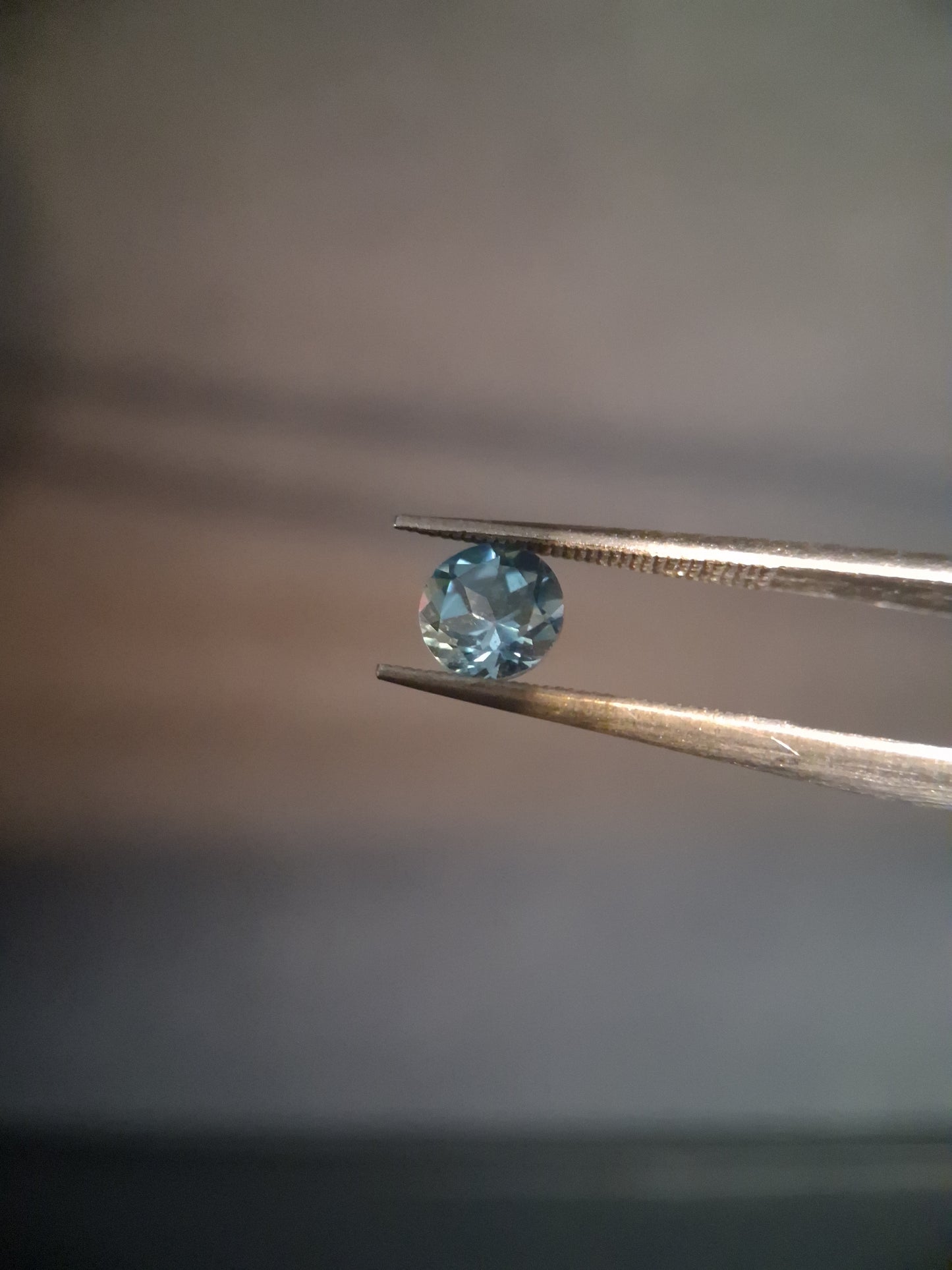Natural Swiss Blue Topaz - 0.589 ct - round - irradiated - high quality - certified natural.